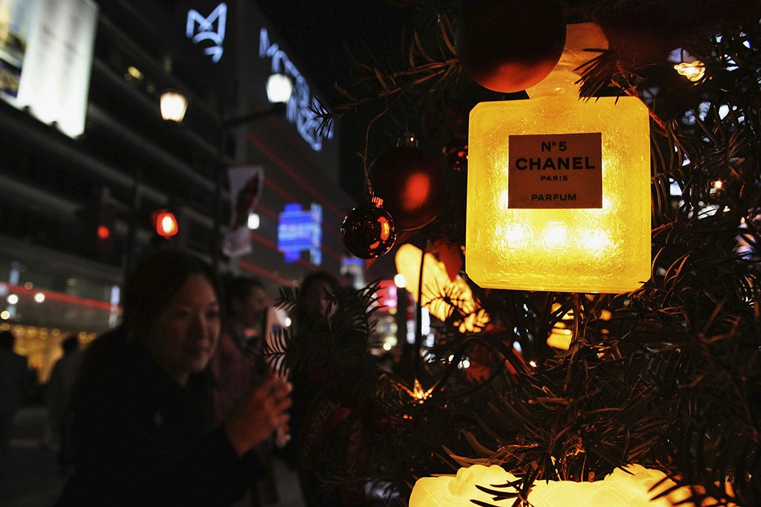 Елочное украшение Chanel на рождественской елке перед зданием Chanel Ginza в торговом районе Токио Ginza, 8 декабря 2004 г.