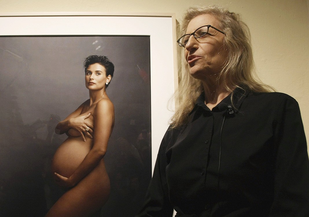 Фотограф Энни Лейбовиц на выставке «Annie Leibovitz — A Photographer’s Life 1990-2005» рядом с фотографией Деми Мур, 20 февраля 2009 г.
