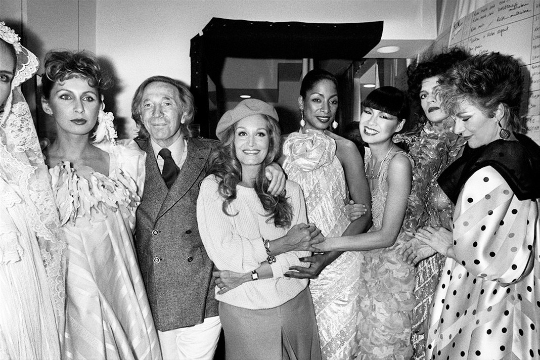 Французский модельер Тед Лапидус с Далидой и моделями на показе коллекции Haute Couture Spring-Summer 1982 в Париже, 26 января 1982 г.