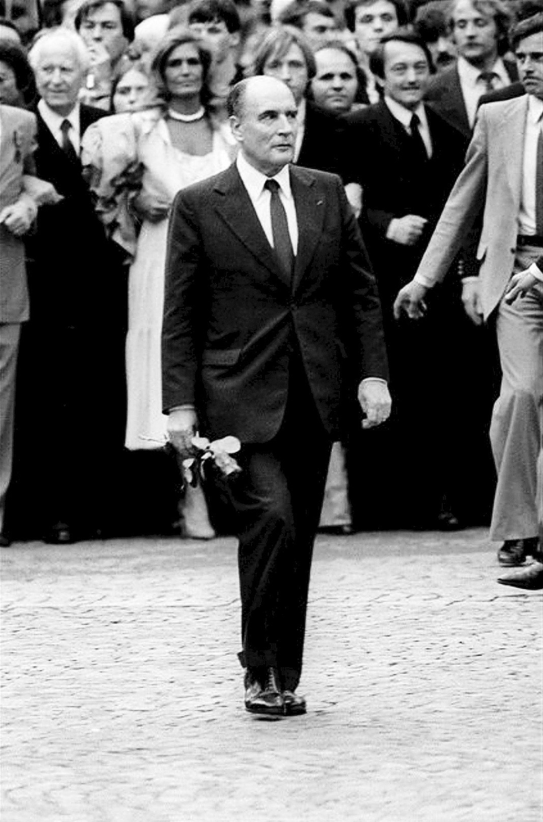 Франсуа Миттеран в день своей инаугурации идет по улице Суффло к Пантеону в Париже, 21 мая 1981 г. За спиной Миттерана: Гастон Деффер под руку с Далидой