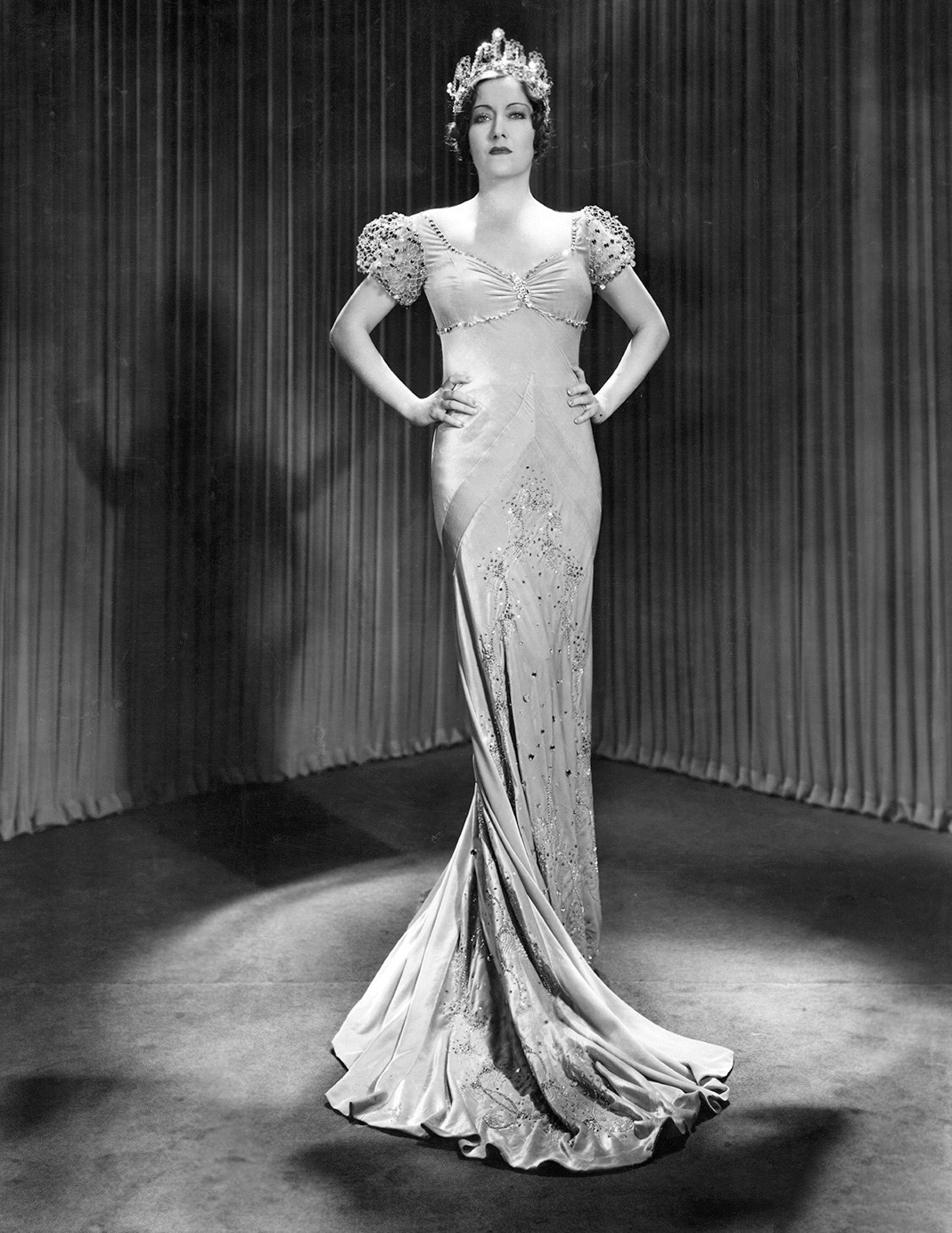 Глория Свенсон в платье из шифонового бархата Tosca с бриллиантами, стразами и стальными бусинами, разработанном Шанель, 1931 г.