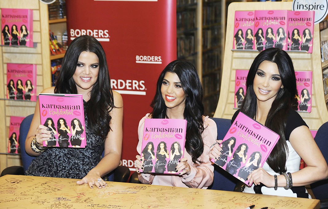 Хлои Кардашьян, Кортни Кардашьян, Ким Кардашьян представляют свою книгу «Kardashian Konfidential» в Лос-Анджелесе, 2 декабря 2010 г.