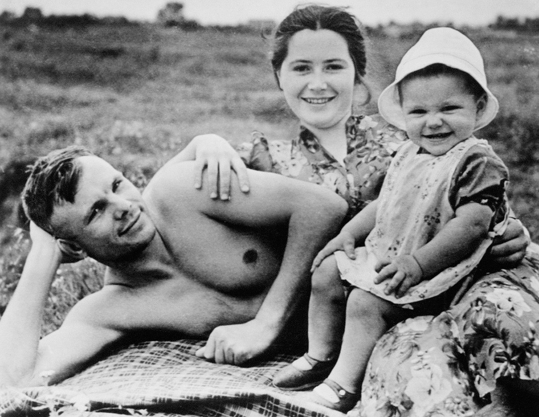 Юрий Гагарин с женой и дочкой Леной, 1959 г.