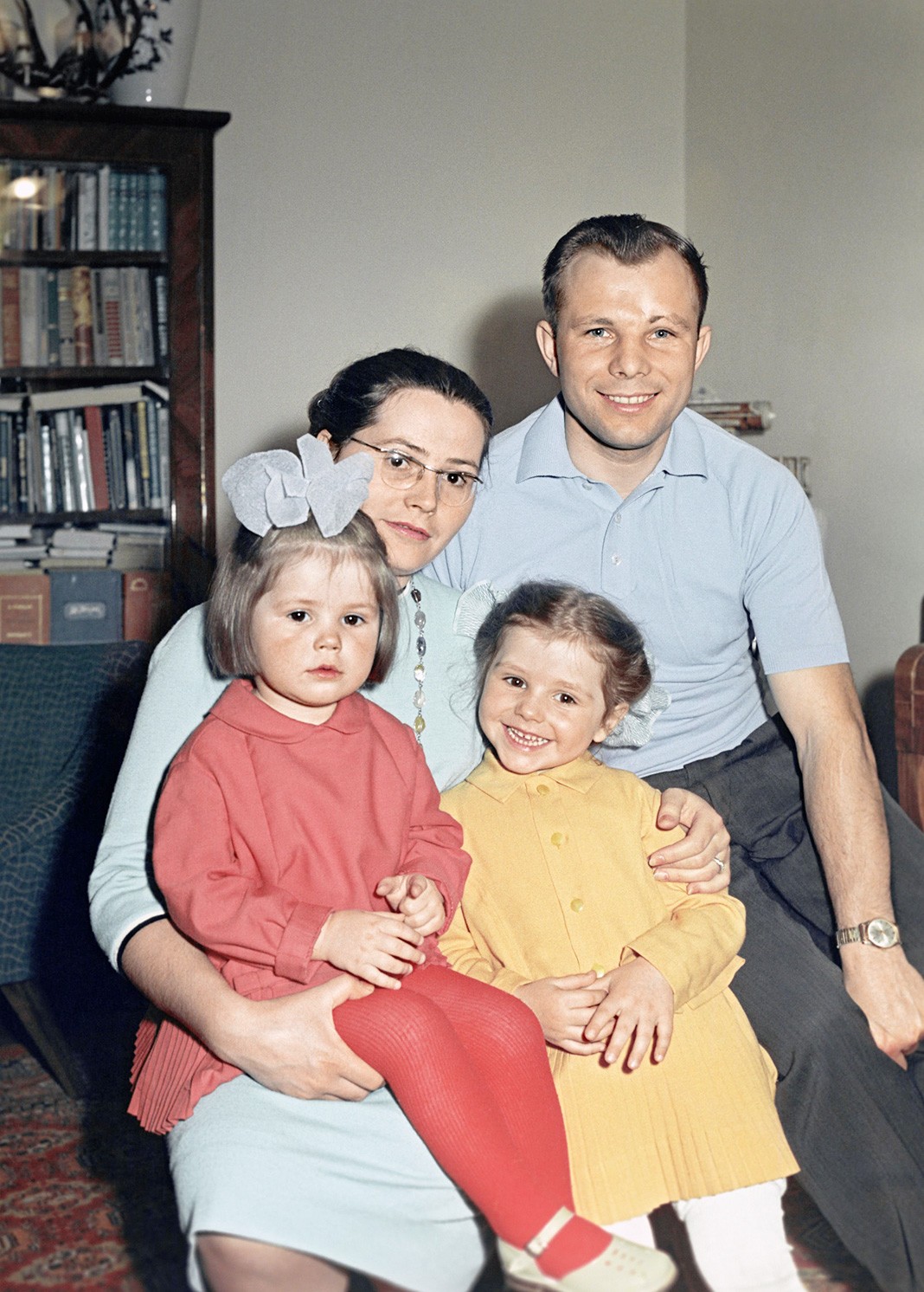 Юрий Гагарин с женой Валентиной и дочками Леной и Галей