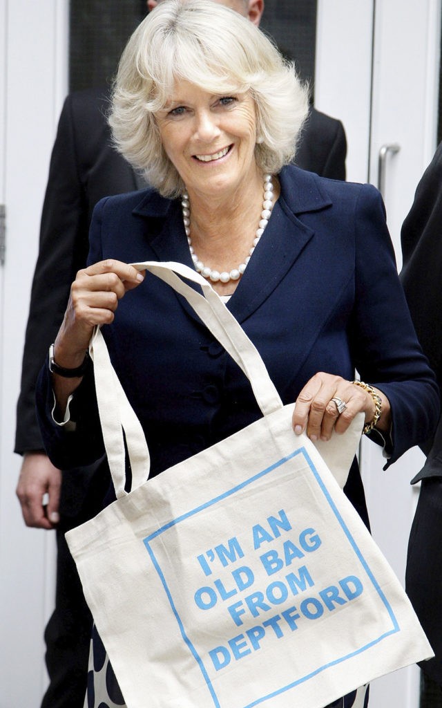Камилла, герцогиня Корнуолльская с сумкой, которую ей подарили во время посещения клуба 999 в Дептфорде, Южный Лондон, 10 сентября 2009 г.