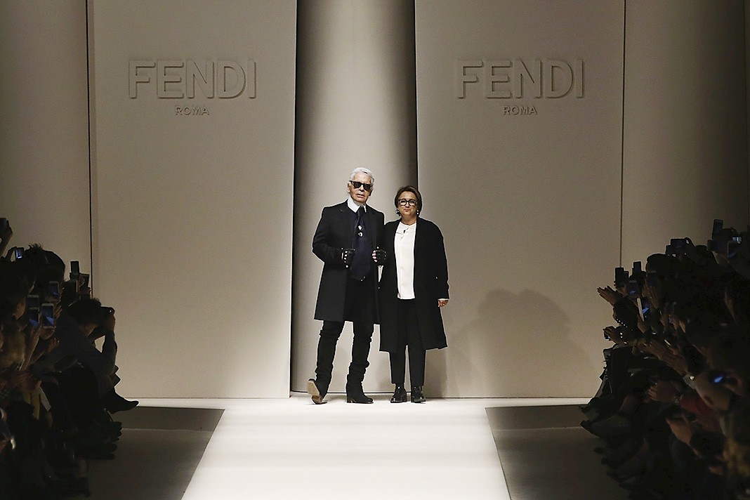 Карл Лагерфельд и Сильвия Вентурини на шоу Fendi на Миланской Неделе моды Осень/Зима 2015, 26 февраля 2015 г.