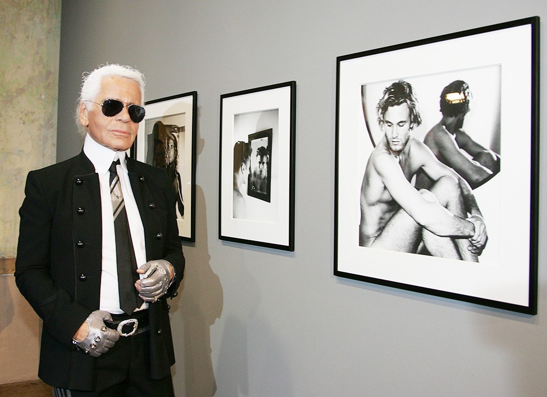 На открытии фотовыставки «One Man Shown» в Берлине, на которой представлены портреты американской модели Брэда Кроэнига за последние пять лет, снятые Лагерфельдом, 24 ноября 2006 г.