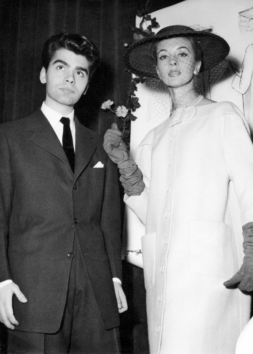 После победы в категории «Пальто» в конкурсе модельеров, спонсируемом Международным секретариатом шерсти, Париж, 14 декабря 1954 г.