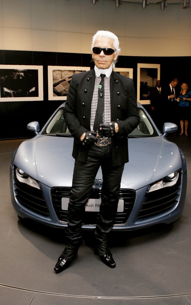 Карл Лагерфельд возле автомобиля Audi R8 by Karl Lagerfeld в Нью-Йорке, 12 мая 2007 г.