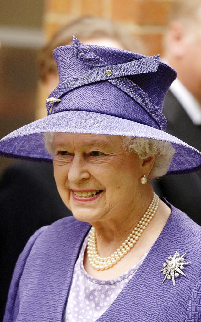 Королева Елизавета II на поминальной службе в память о 25-летии Фолклендского конфликта в Мемориальной часовне Фолклендских островов, 14 июня 2007 г.