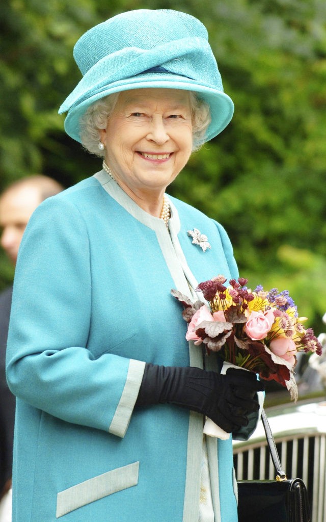 Королева Елизавета II в саду Королевского садоводческого общества в Уизли, где она официально открыла Оранжерею в честь празднования 200-летия сада, 26 июня 2007 г.