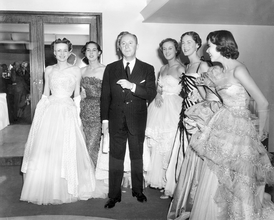 С моделями после шоу в лондонском отеле «Савой», 25 апреля 1950 г.
