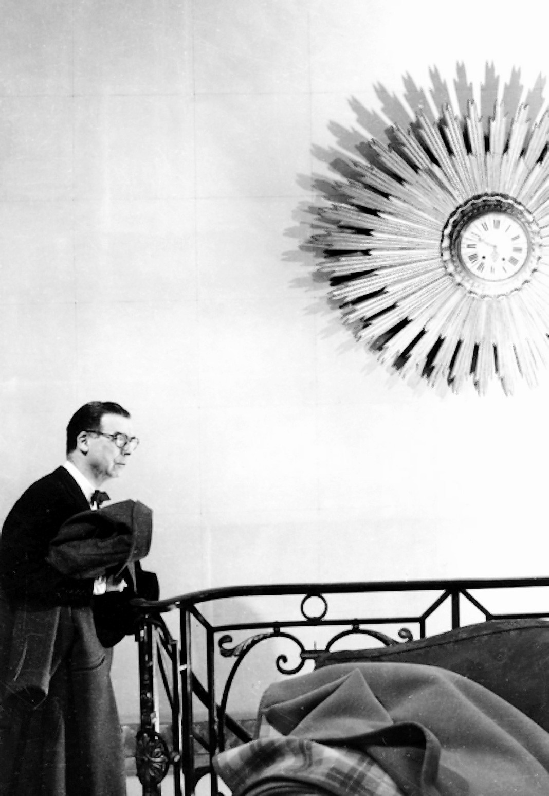 Кристобаль Баленсиага в своем ателье в Париже, 1959 г.
