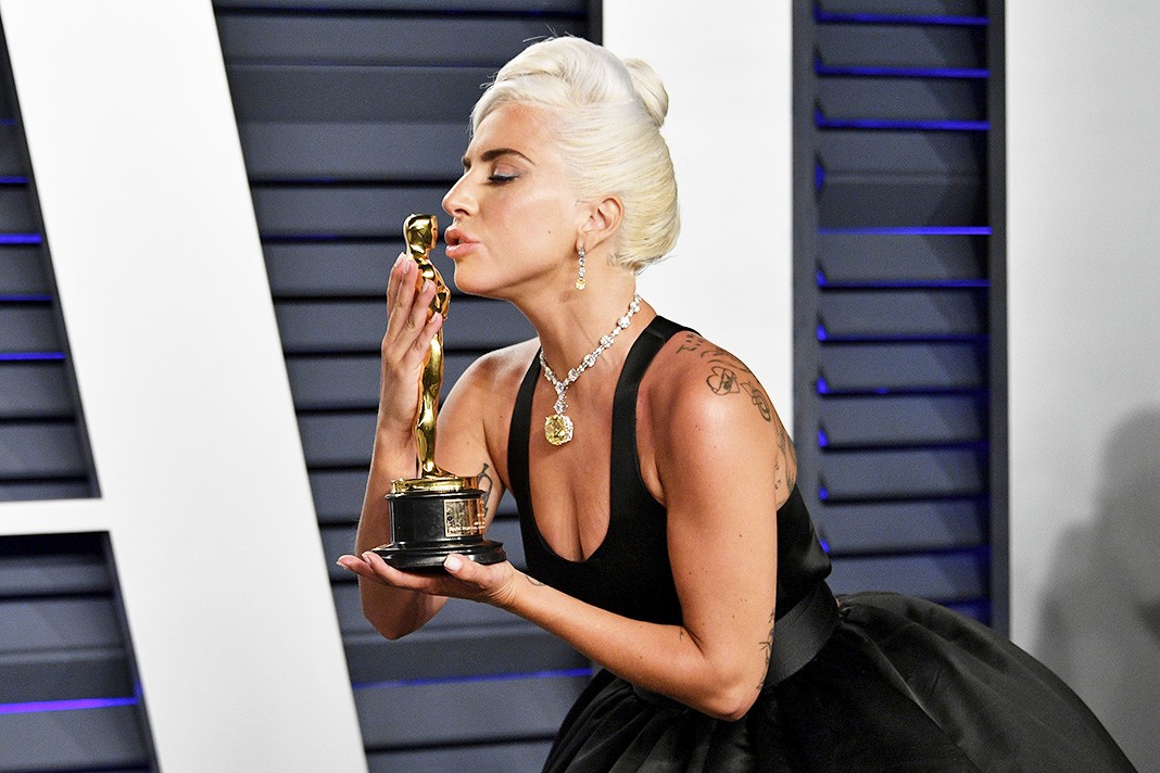 Леди Гага - Победитель в номинации «Лучшая песня к фильму» за песню «Shallow» к фильму «Звезда родилась» на оскаровской вечеринке Vanity Fair 2019, 24 февраля 2019 г.