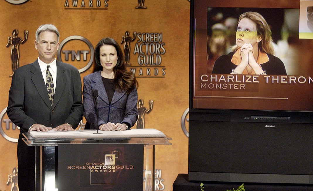 Марк Хармон, Энди Макдауэлл объявляют о наминации Шарлиз Терон на премию «Лучшая актриса главной роли» за роль в фильме «Монстр» на 10-й ежегодной премии Гильдии киноактеров, 15 января 2004 г.
