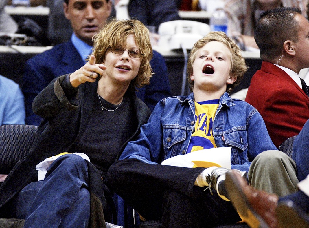 Мег Райан с сыном Джеком Куэйдом на баскетбольном матче в Лос-Анджелесе, 6 апреля 2004 г.