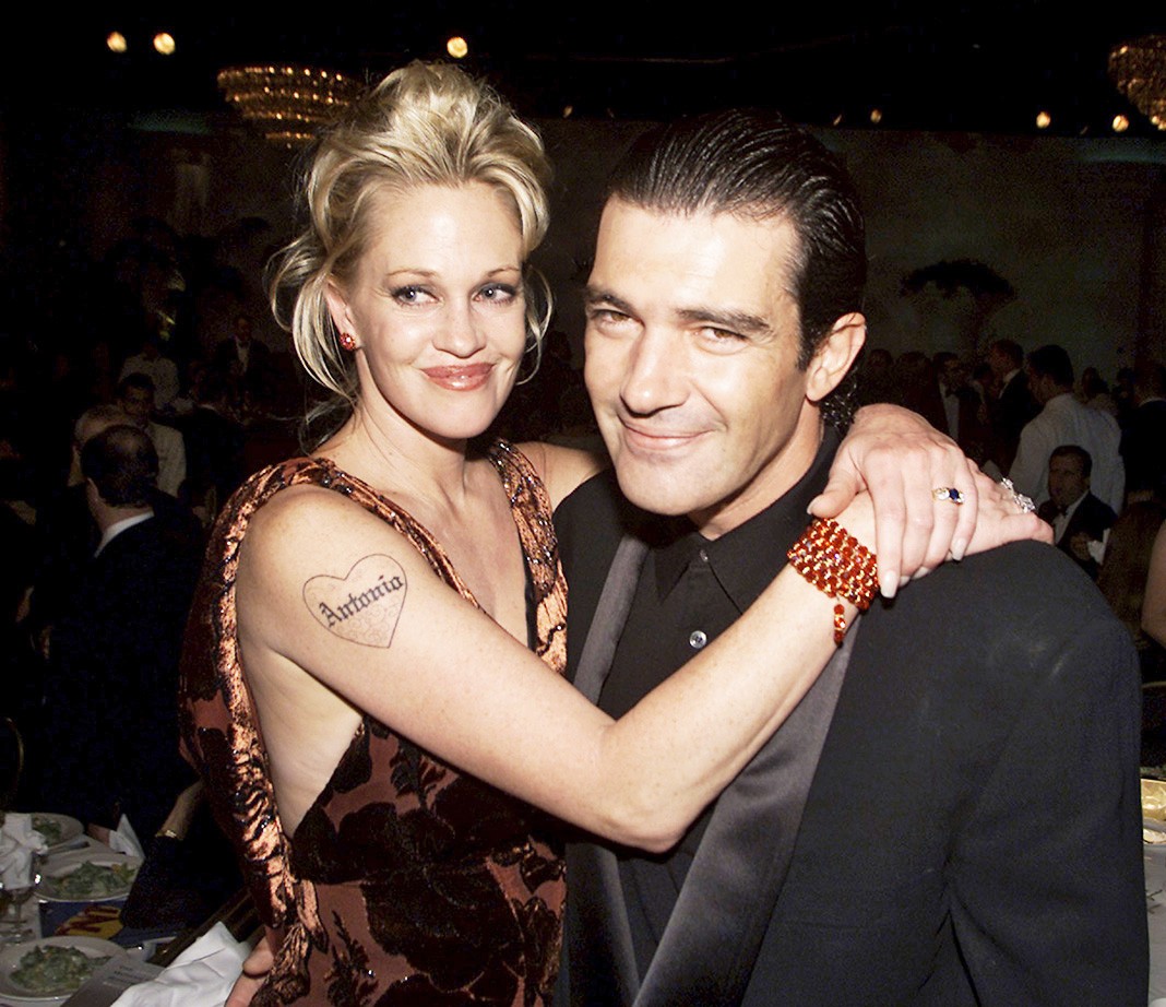 Актриса вместе с Антонио Бандерас на премьере спецвыпуска «Голливуд чествует Брюса Уиллиса: Трибьют американской синематике», 23 сентября 2000 г.