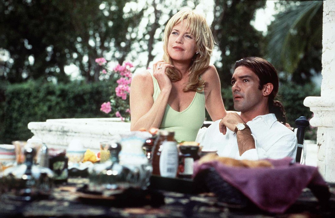 Актриса вместе с Антонио Бандерас в фильме «Двое — это слишком», 1996 г.
