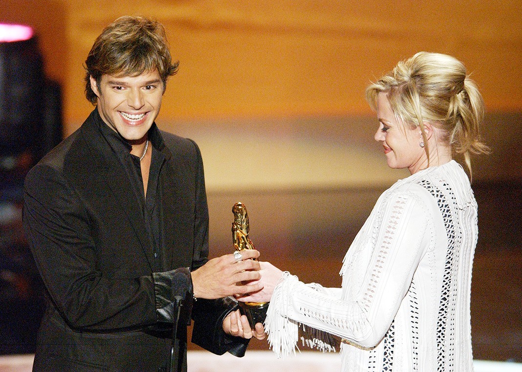 Вручает певцу Рики Мартину награду во время церемонии вручения премии Alma Awards 2002 в Лос-Анджелесе, 18 мая 2002 г.