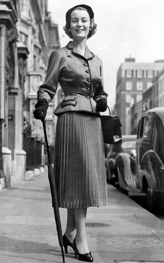 Модель Dior Джин Доуни (княгиня Голицына) в парчовом костюме Black Diamond в Лондоне, перед отъездом на скачки в Эпсом, 4 июня 1954 г.