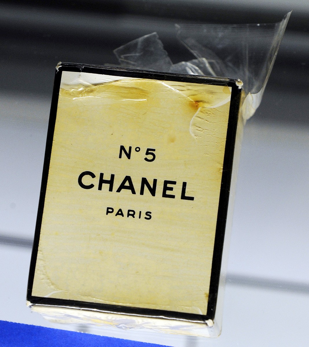 Неоткрытый флакон духов Chanel №5 в оригинальной пластиковой упаковке, принадлежащий Мэрилин Монро, выставлен на ежегодной летней распродаже Julien's Auctions в Лас-Вегасе, 24 июня 2010 г.