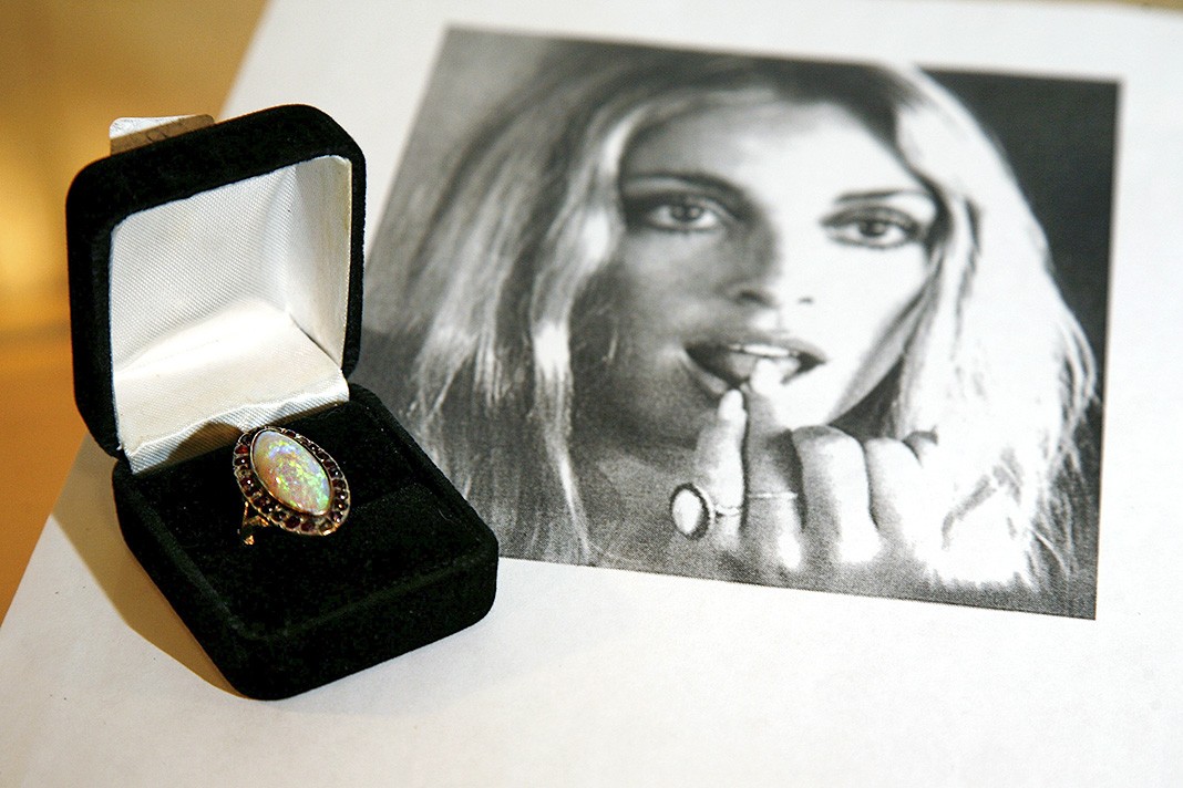 Обручальное кольцо Шэрон Тейт от Романа Полански выставлено в магазине Gotta Have It! в Нью-Йорке, 30 ноября 2011 г.