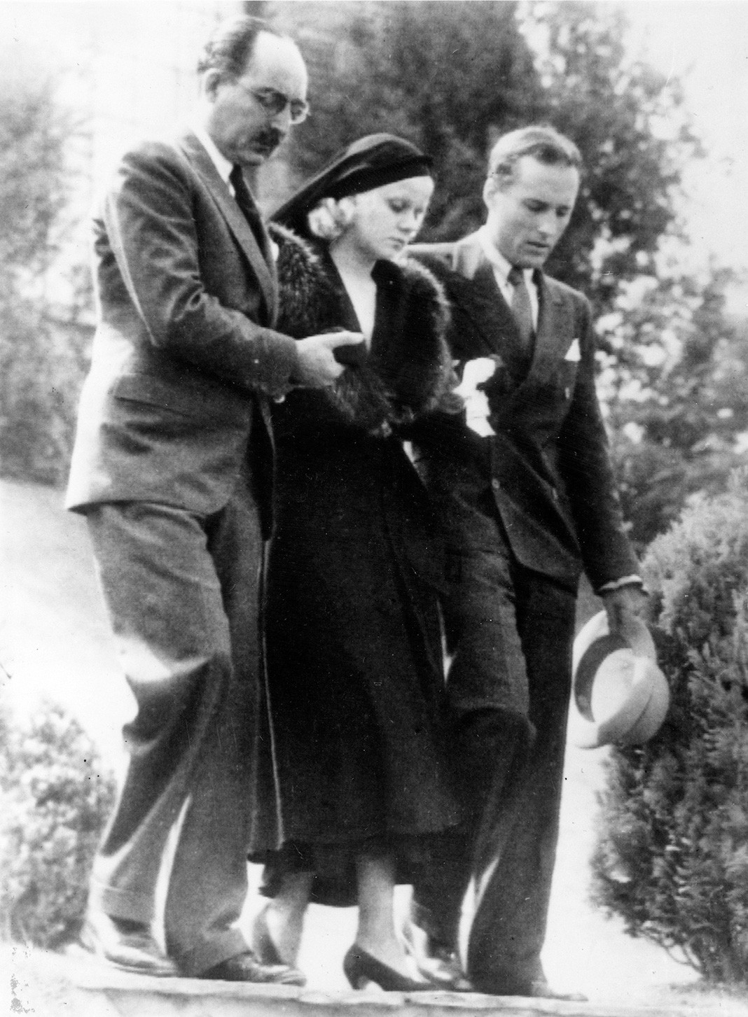Отчим Джин Марио Белло, Джин Харлоу, Дональд Робертсон на похоронах Пола Берна, 1932 г.