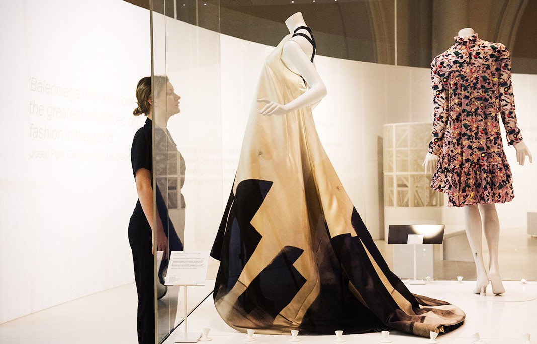 Открытие выставки Balenciaga: Shaping Fashion, посвященной 100-летию открытия первого модного дома Кристобаля Баленсиаги, в Музее V&A в Лондоне, 24 мая 2017 г.