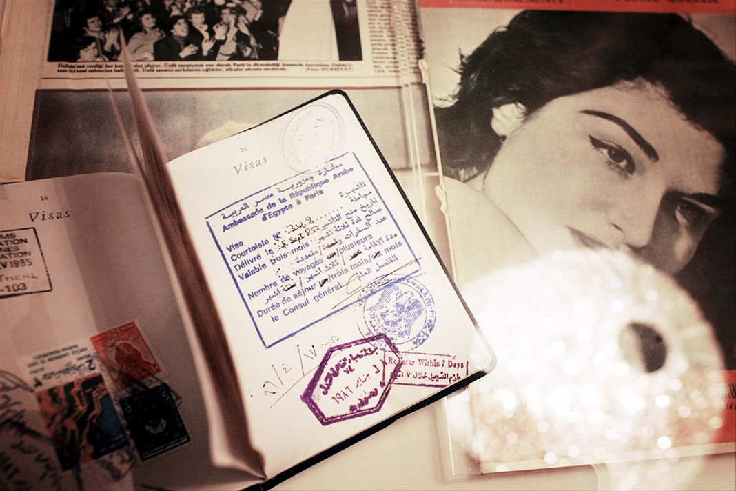 Паспорт Далиды на выставке, посвященной 20-летию со дня смерти певицы, Париж, 10 мая 2007 г.