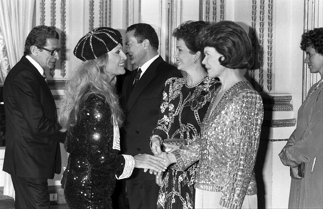 Президент Египта Хосни Мубарак, кинорежиссер Юсеф Шахин, Даниэль Миттеран, жена Мубарака Сюзанна, 10 декабря 1988 г.