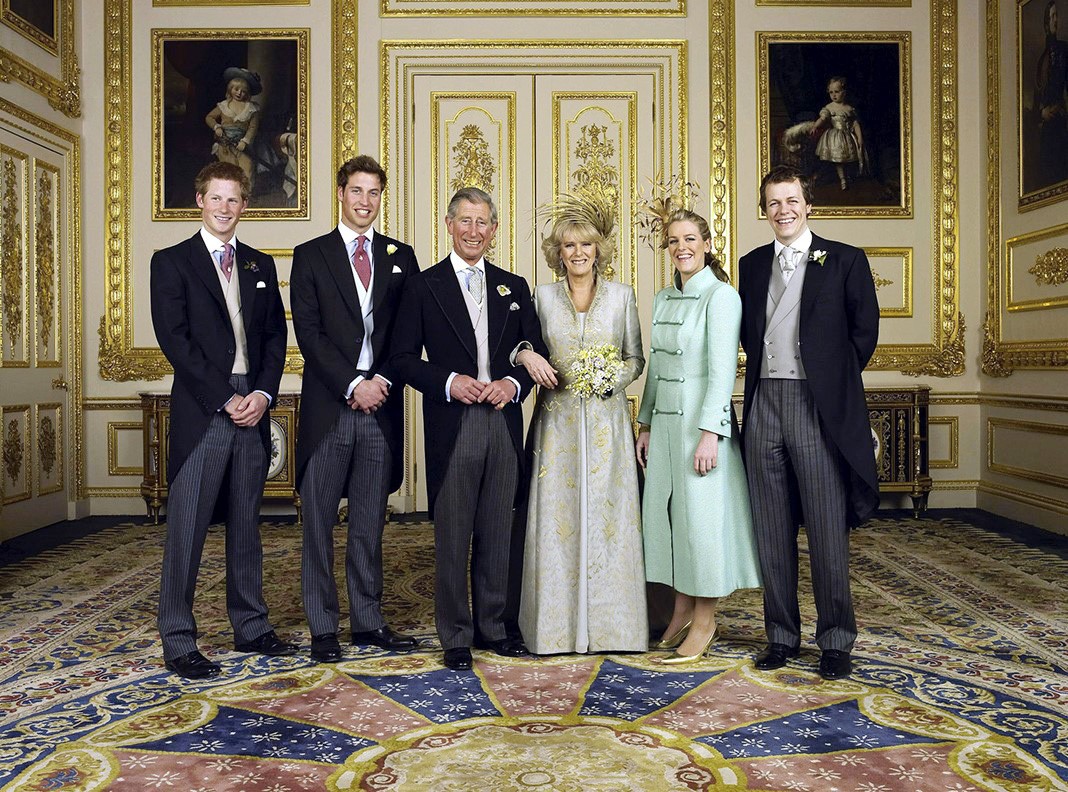 Принц Чарльз с супрогой после церемонии бракосочетания со своими детьми Гарри, Уильямом, Лорой и Томом, 9 апреля 2005 г.