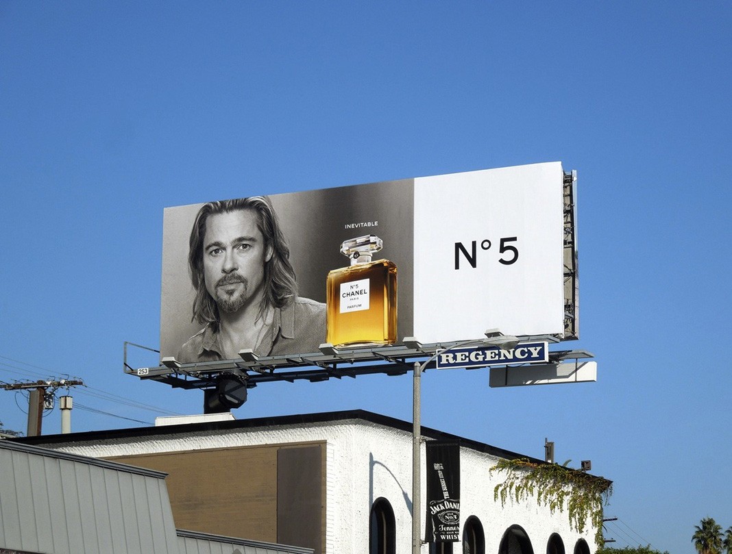 Рекламный щит с Брэдом Питтом в рекламной кампании Chanel No. 5