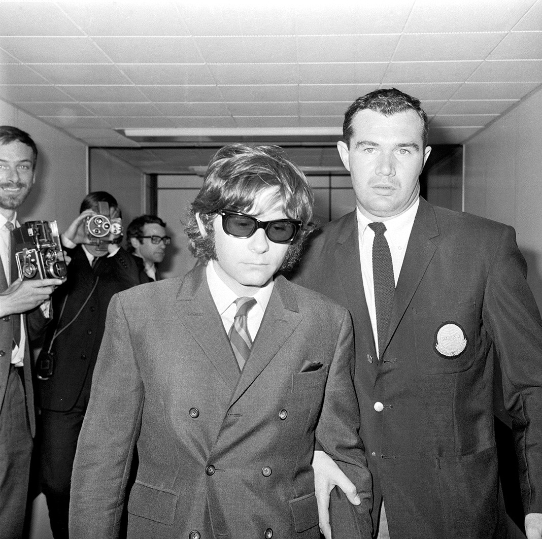 Роман Полански в лондонском аэропорту по пути в Лос-Анджелес, где была убита Шэрон Тейт, Лондон, 11 августа 1969 г.