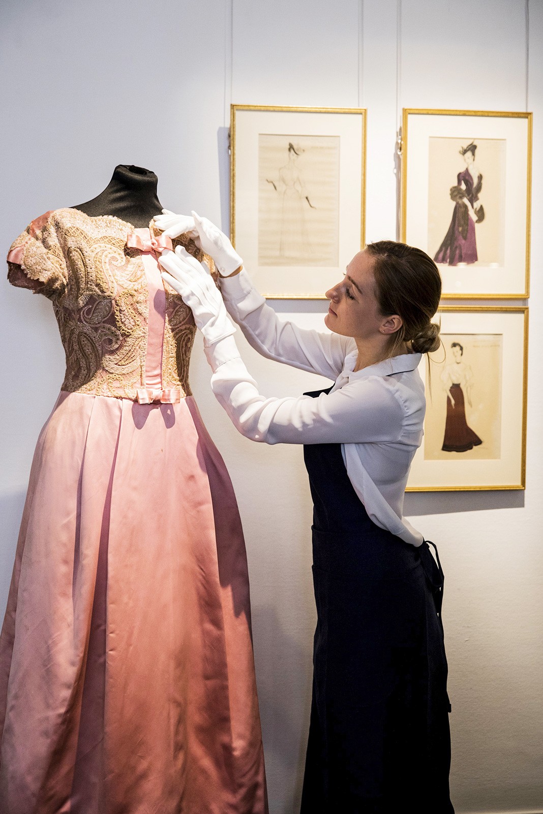 Розовое вечернем платье от дизайнера Виктора Штибеля на аукционе Sotheby's в Лондоне, 26 сентября 2017 г.