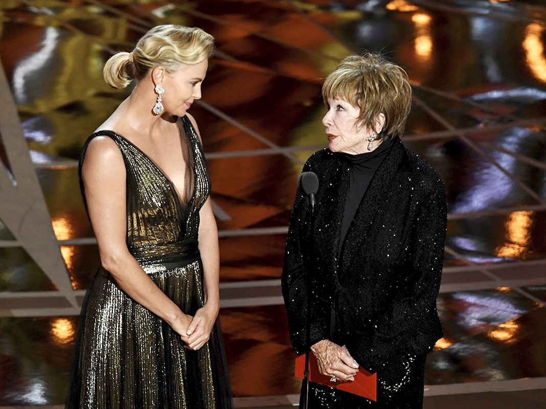 Шарлиз Терон, Ширли Маклейн на 89-й ежегодной премии «Оскар» в Голливуде, 26 февраля 2017 г.