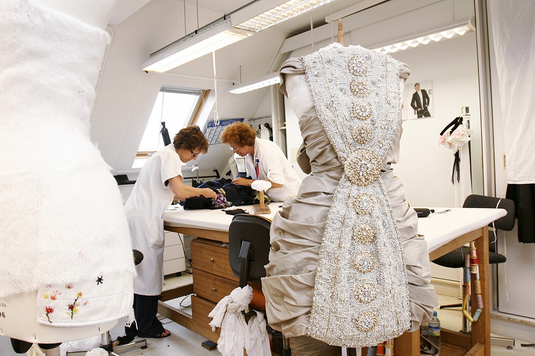 Швеи в мастерской Chanel вносят последние штрихи в коллекцию Chanel Haute Couture Осень-Зима 2006/07 во время Парижской Недели моды, 5 июля 2006 г.