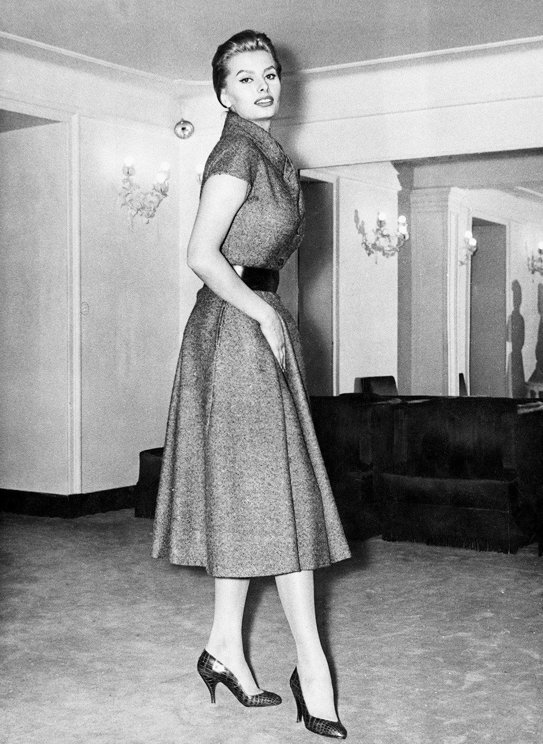 Софи Лорен примеряет платье Christian Dior «New Line» в магазине в Риме, Италия, 6 февраля 1956 г.