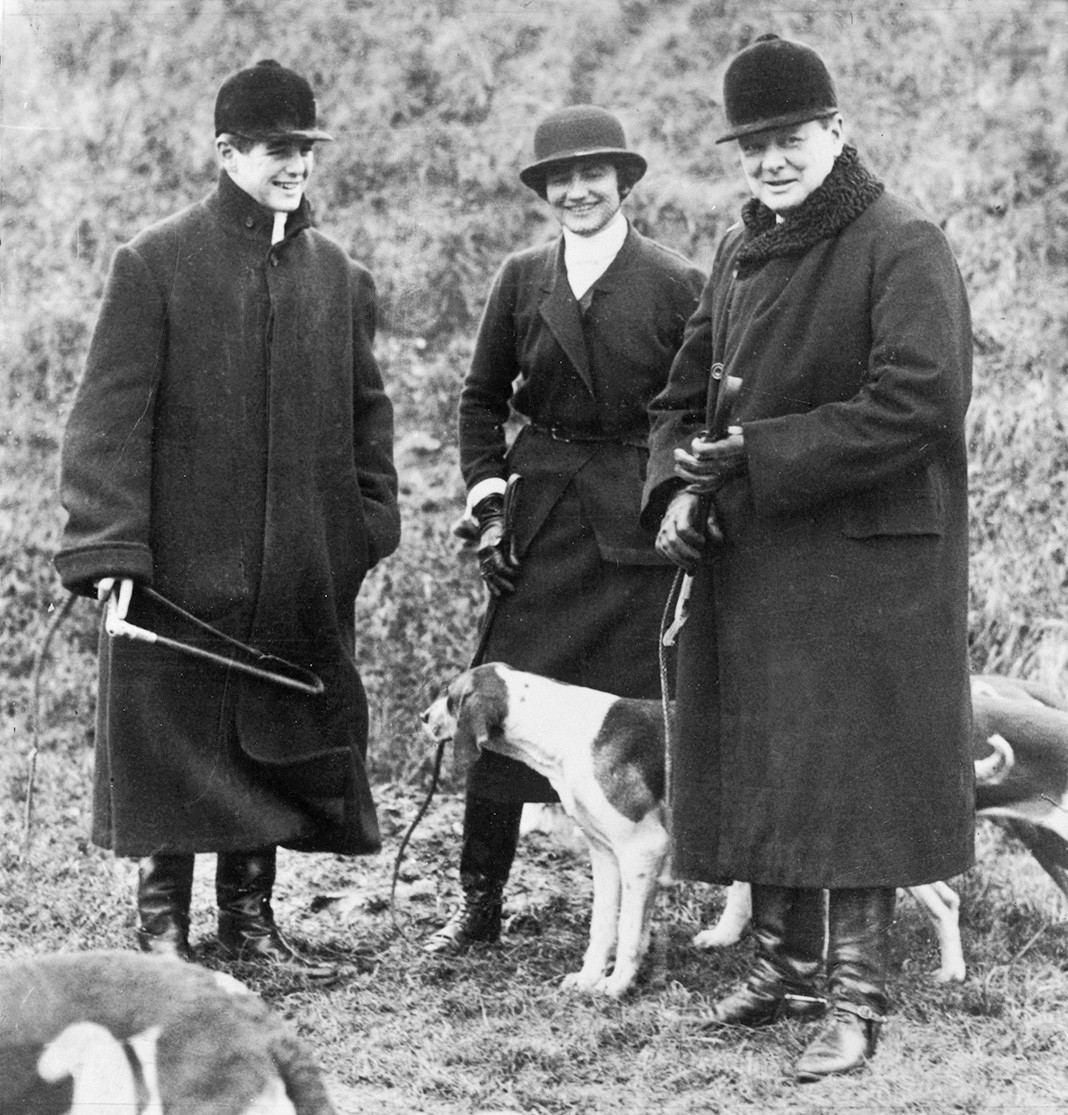 Уинстон Черчилль в сопровождении своего сына Рэндольфа и Коко Шанель на охоте близ Дампьера, северная Франция, 1928 г.