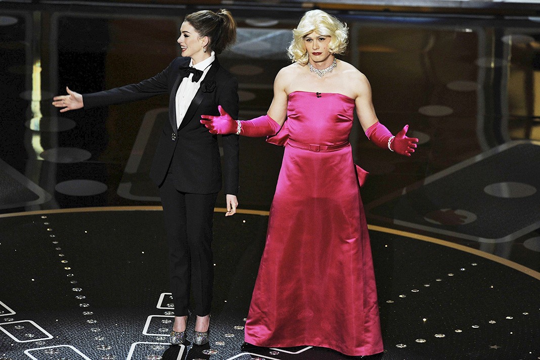 Ведущие Джеймс Франко и Энн Хэтэуэй на 83-й ежегодной премии «Оскар» в Голливуде, 27 февраля 2011 г.