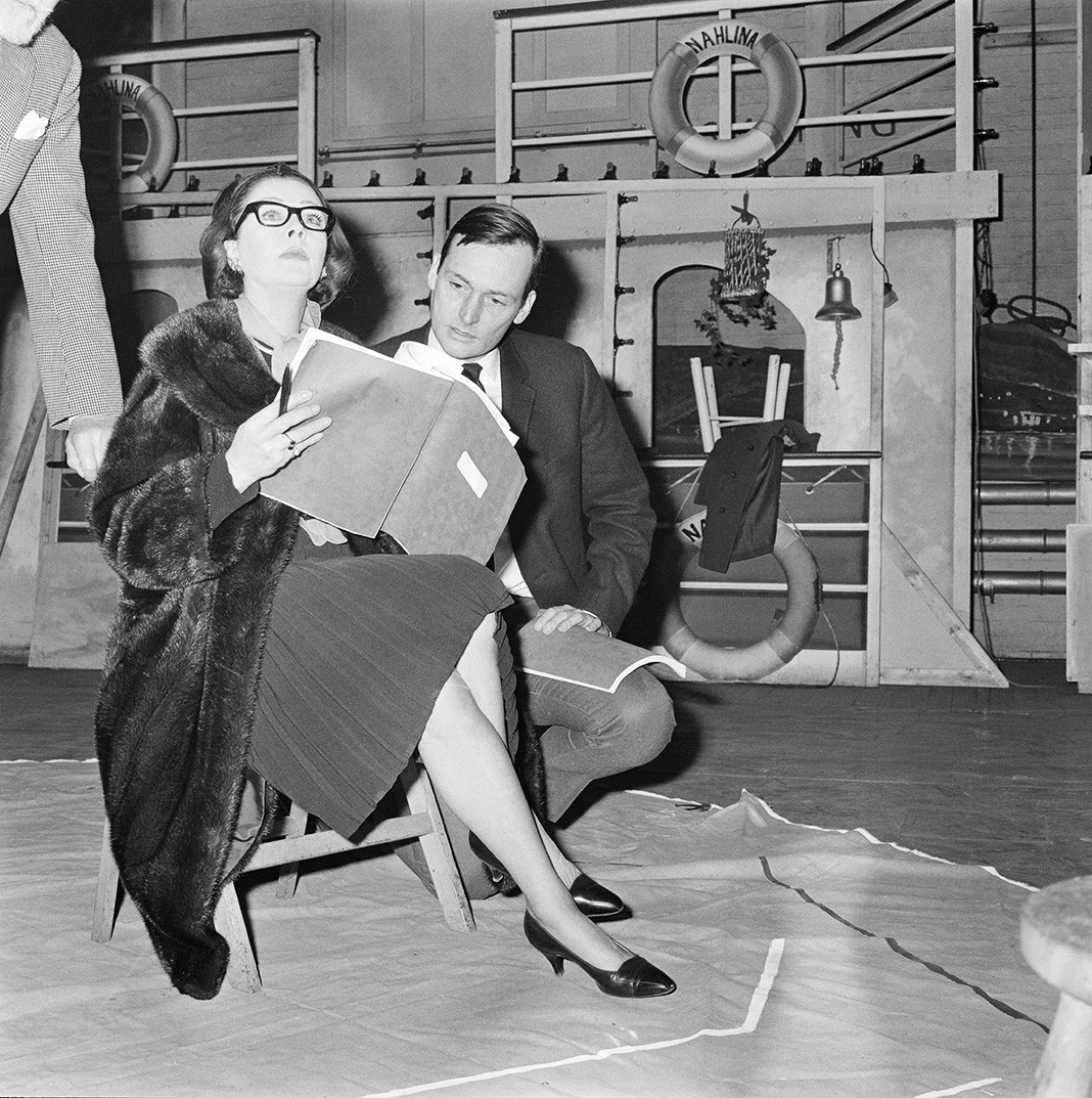 Вивьен Ли, Дэвид Найт репетируют пьесу Пола Осборна «Графиня» в постановке режиссера Роберта Хелпмана, Великобритания, 9 марта 1965 г.