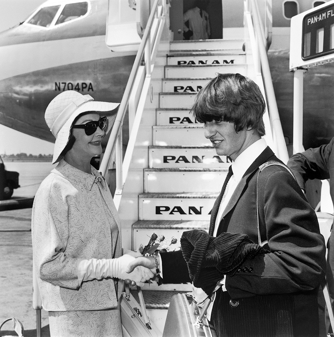Вивьен Ли, Ринго Старр в Лондонском аэропорту (ныне Хитроу), 12 июня 1964 г.