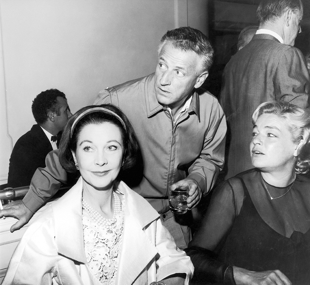 Вивьен Ли, Симона Синьоре на вечеринке американского режиссера Стэнли Крамера по случаю завершения его фильма «Корабль дураков» в Голливуде, 1965 г.