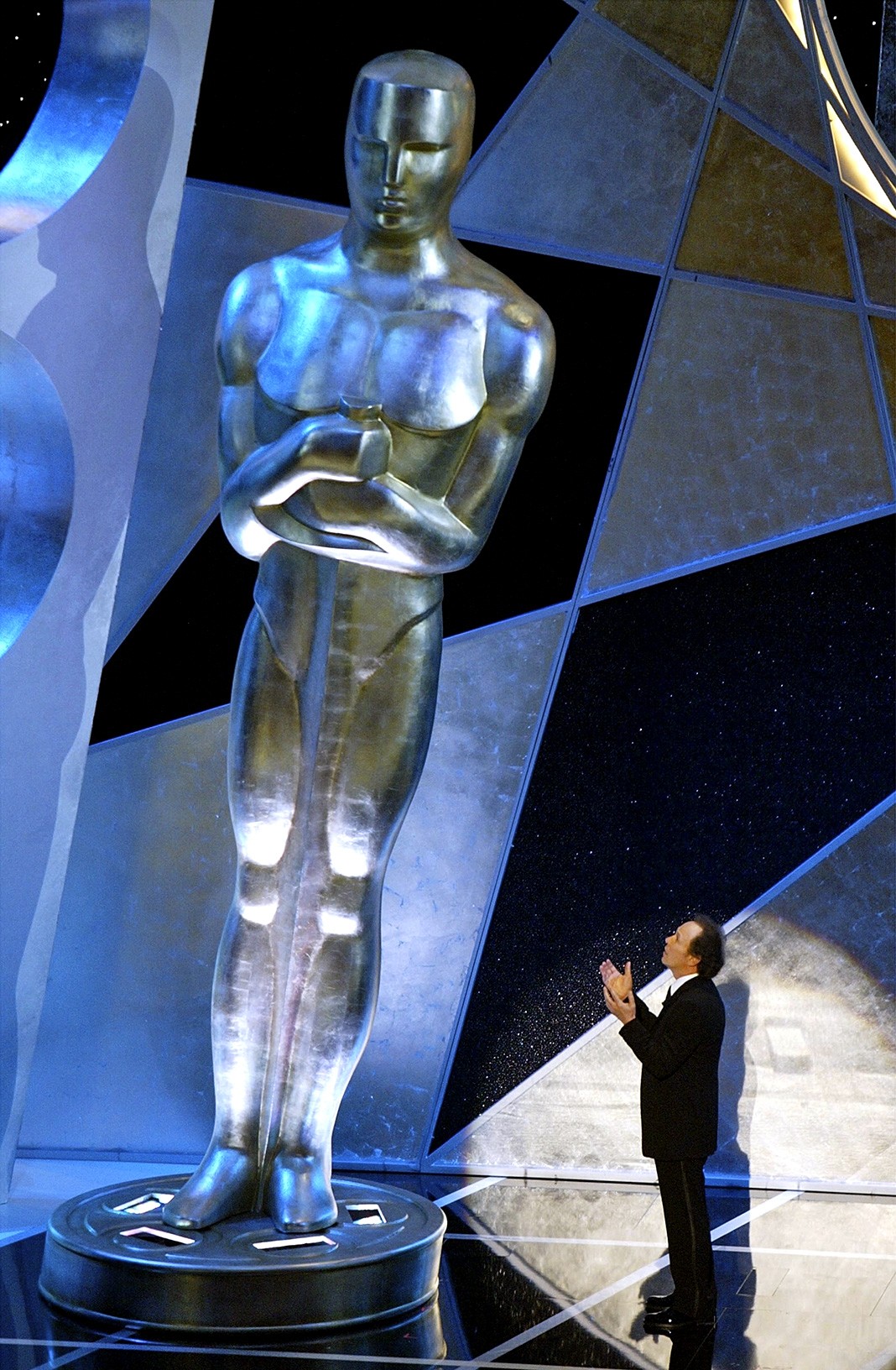 Выступает во время 76-й ежегодной премии «Оскар», 29 февраля 2004 г.
