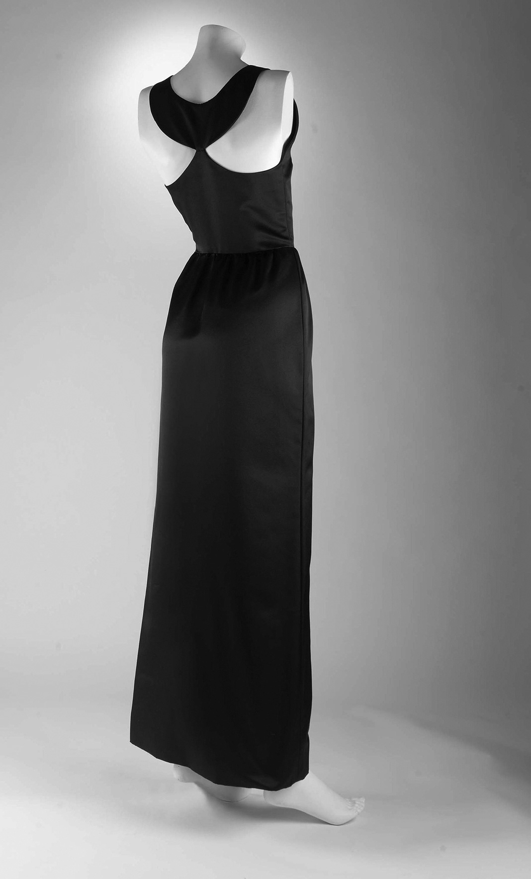 Черное платье Givenchy, прославленное Одри Хепберн в фильме «Завтрак у Тиффани»