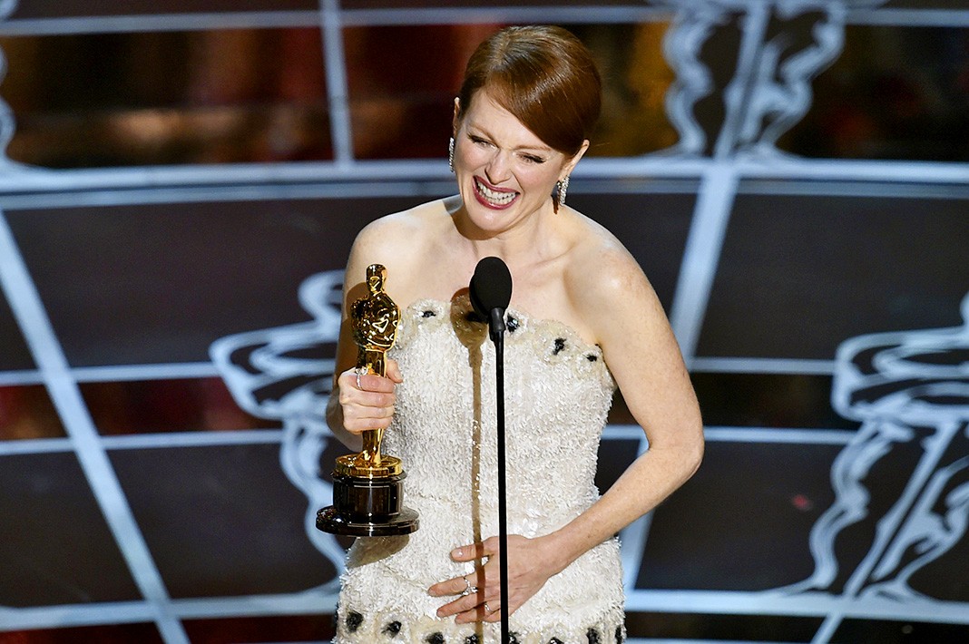 Обладательница премии «Лучшая женская роль» за фильм «Всё ещё Элис», н 87-й ежегодной премии «Оскар», 22 февраля 2015 г.