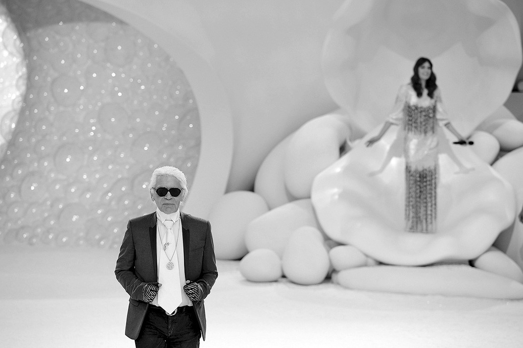 Карл Лагерфельд на шоу Chanel Ready to Wear Весна/Лето 2012 во время Парижской недели моды, 4 октября 2011 г.