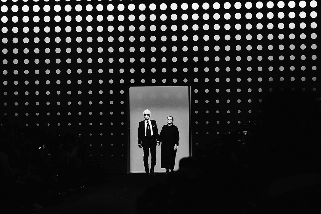 Карл Лагерфельд, Сильвия Вентурини-Фенди на шоу Fendi Осень/Зима 2016/17 в рамках Миланской недели моды, 25 февраля 2016 г.