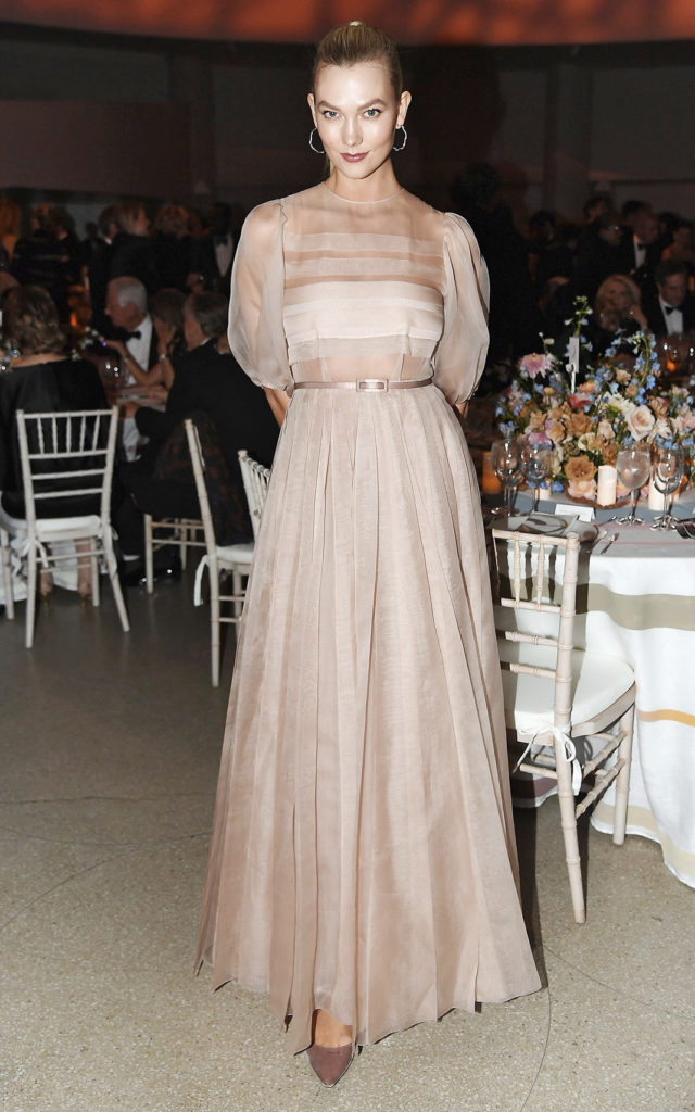 Карли Клосс на гала-вечере 2018 Guggenheim International Gala в Нью-Йорке, 15 ноября 2018 г.