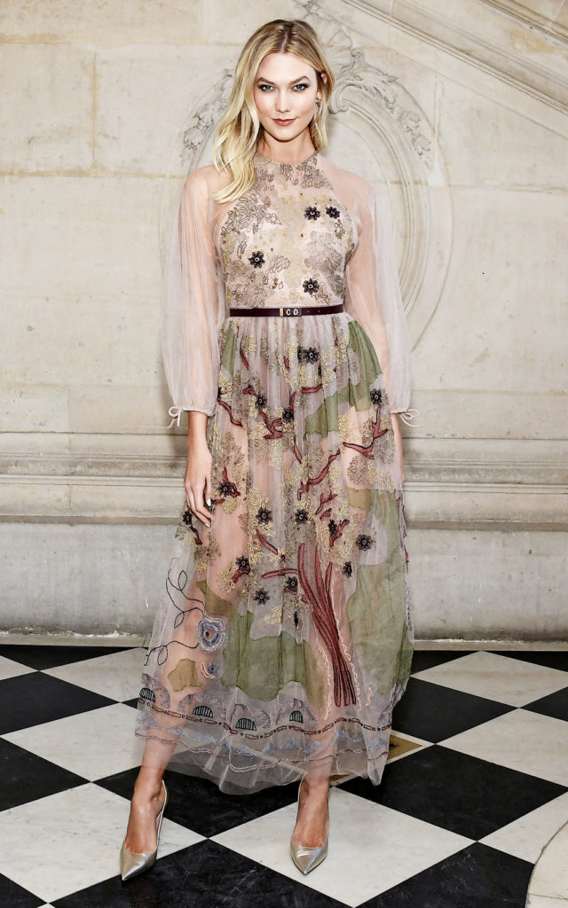 Карли Клосс на шоу Christian Dior Haute Couture Весна/Лето 2019 в рамках Недели моды в Париже, 21 января 2019 г.