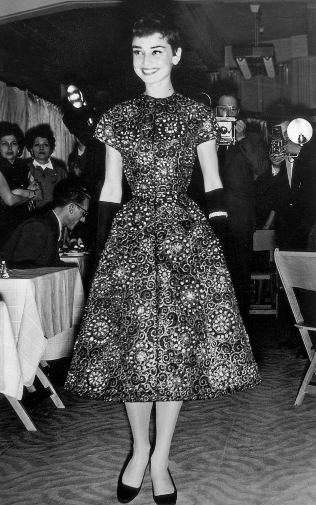 Одри Хепберн на показе мод в Амстердаме, 2 ноября 1954 г.